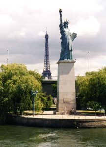 パリの自由の女神像