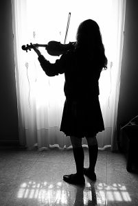 ヴァイオリンを弾く少女
